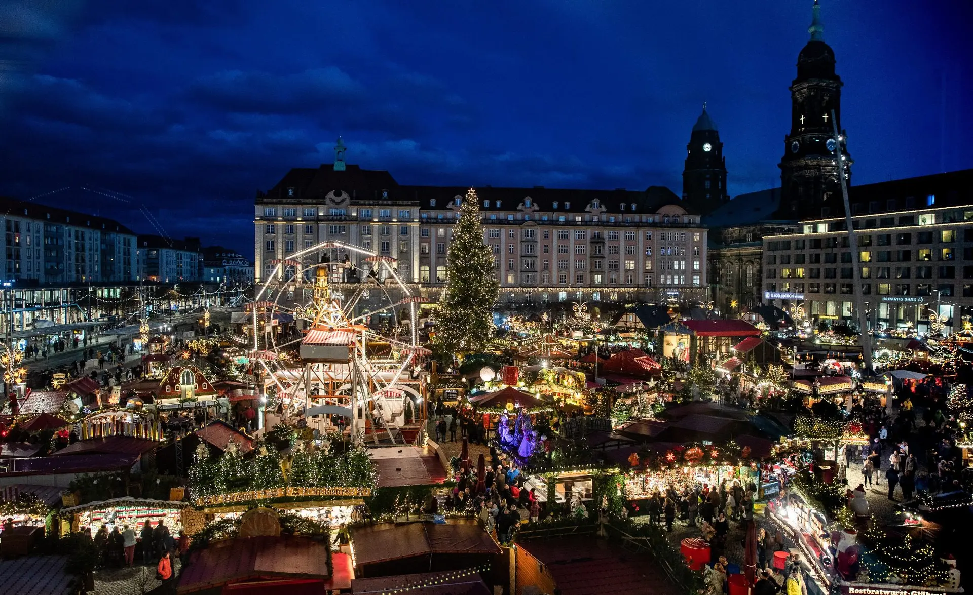 Festlich beleuchteter Markt als Curatello-Willkommensbild